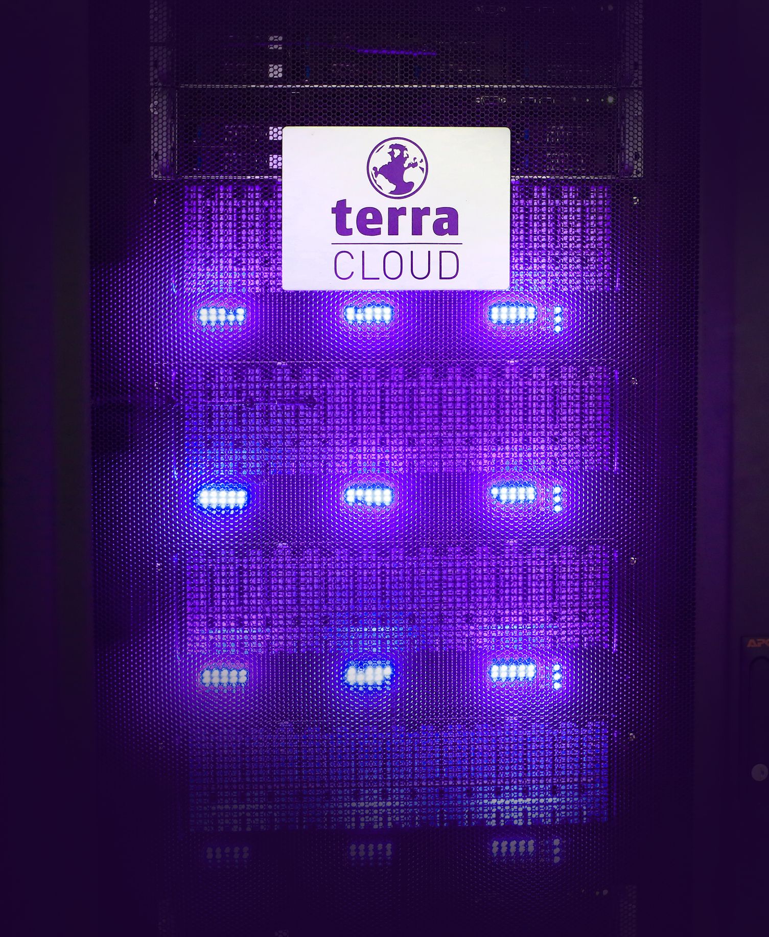 TERRA-CLOUD_Rack-beleuchtet-1